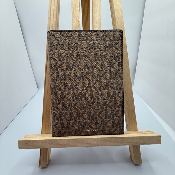 MICHAEL KORS MONOGRAM WALLET! - Picture 3 of 16